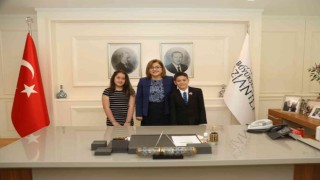 Başkan Fatma Şahin koltuğu çocuklara devretti