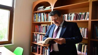 Başkan Genç, Akyazı Kütüphanesinde incelemelerde bulundu