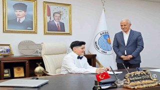 Başkan Gültak, makamını 12 yaşındaki Kayraya devretti