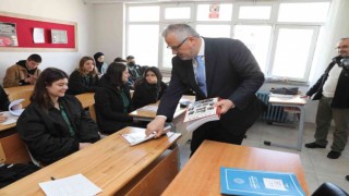 Başkan Kılıçtan gençlere TYT soru bankası