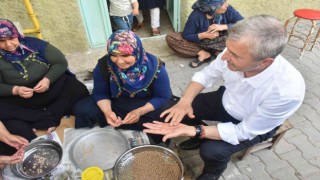 Başkan kollarını sıvadı, yuvalama yuvarladı