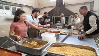 Başkan Kuş 1050 aileye yemek yapmak için mutfağa girdi