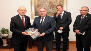 Başkan Öndeş, bin günlük faaliyet raporunu CHP Lideri Kılıçdaroğluna sundu