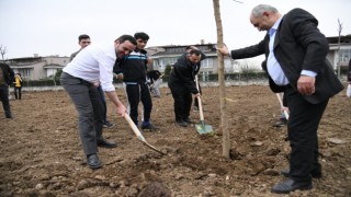 Başkan Özlü öğrencilerle birlikte fidan dikti