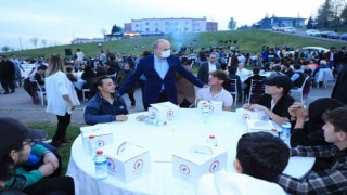 Başkan Özlü yüzlerce gençle iftarda bir araya geldi