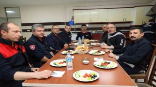 Başkan Savran itfaiyecilerle sahurda buluştu
