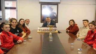 Başkan Sezer şampiyon kızlara başarılar diledi