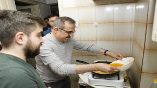 Başkan Sürekli, öğrencilerle sahur yaptı
