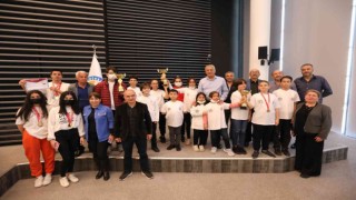 Başkan Tarhan, Mezitlinin başarılı sporcularıyla buluştu