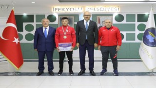 Başkan Vekili Aydın başarılı sporcuyu ödüllendirdi