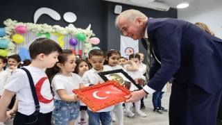Başkan Zolan, miniklerin bayram sevincini paylaştı