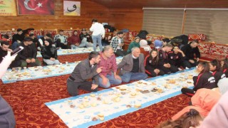 Başkandan öğrenciler ve güreşçilere iftar yemeği