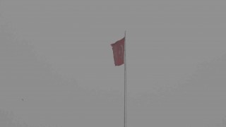Başkentte fırtınadan zarar gören Türk bayrağı yenisiyle değiştirilmek için gönderden indirildi