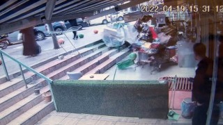 Başkentte kontrolden çıkan araç iş yerine girdi