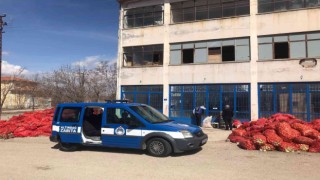 Başkentte yol kenarına atılmış yüzlerce çuval soğan bulundu