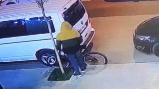 Batmanda kaldırımda çalınan bisiklet güvenlik kamerasına takıldı