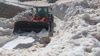 Batmanda Nisan ayında karla temizleme çalışmaları devam ediyor