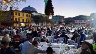 Bayırköyda 2 bin kişi aynı iftar sofrasında buluştu