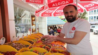 Bayram şekeri ve çikolata satıcısı: Şekerlerimizi ve çikolata çeşitlerimizi her sene olduğu gibi büyük bir umutla sergiledik