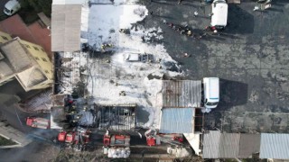 Bayrampaşada sanayi sitesinde yangın: 250 güvercin telef oldu, 1 araç küle döndü