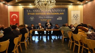 Belediye Başkanı ayakkabı boyacılarıyla iftar yaptı