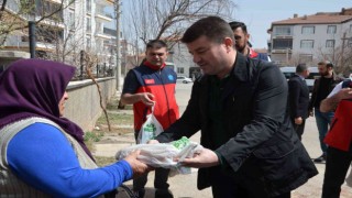 Belediye Başkanı Dinçer tahinli pideyi kendi elleriyle dağıttı