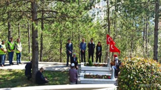 Belediye ekipleri şehitliklerde kabir bakımlarını yaptı