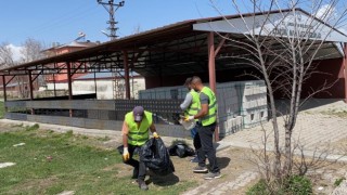 Belediye ekiplerinden bayram öncesi mezarlık temizliği