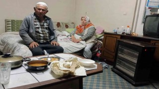 Belediye yaşlı çifte iftar için getirdiği sıcak yemeği geri aldı
