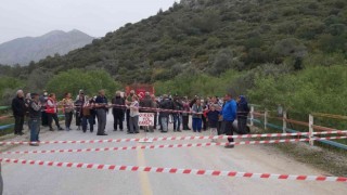 Belediyenin altı yıl önce kapattığı yol mahalleliyi çileden çıkardı