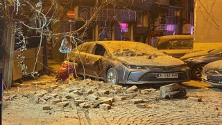 Beşiktaşta tarihi binanın çatısı yoldan geçen otomobilin üzerine düştü