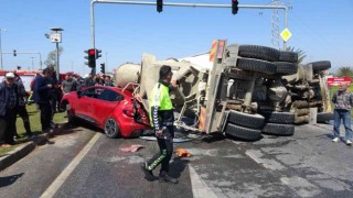 Beton mikseri önce kamyona ve otomobile çarptı, ardından bir aracın üzerine devrildi
