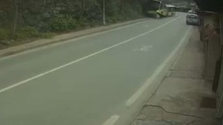Beykozda İETT otobüsünün kayalıklara daldığı kaza kamerada