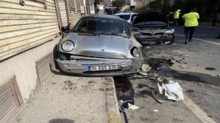 Beykozda servis minibüsü ile otomobil kafa kafaya çarpıştı: 1 yaralı