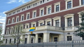 Beyoğlunda bulunan Almanya Başkonsolosluğu binasına Ukrayna bayrağı asıldı