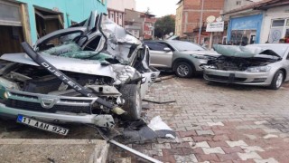 Bilecikte freni boşalan kamyon park halindeki 3 aracı adeta biçti