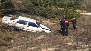 Bilecikte seyir halinde kontrolden çıkan araç şarampole uçtu