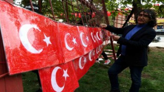 Bin çocuğun çizdiği bayraklar piramidal konstrüksiyon üzerine yerleştirildi