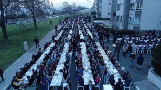 Binlerce kişinin buluştuğu iftar sofrası havadan görüntülendi