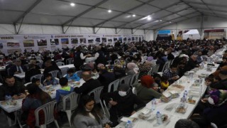 Binlerce vatandaş Eyüpsultanda dev iftar sofrasında buluştu