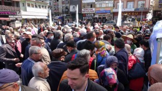 Bir paket tohum için birbirleriyle yarıştılar, görevliler zor anlar yaşadı