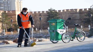 Bisiklet şehri Konyada temizlik ekipleri de bisikletlendi