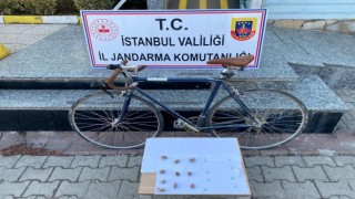 Bisikletli uyuşturucu satıcısı jandarmadan kaçamadı