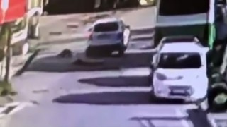 Bisikletliyle aracın çarpışma anı kamerada
