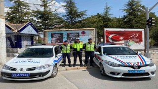 Bolvadinde polis ve jandarma sürücüleri afişlerle uyardı