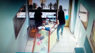 Boş anından yararlandığı kuyumcunun vitrinindeki bileziği çalıp kaçan hırsız kamerada
