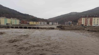 Bozkurtta kar sularının erimesiyle Ezine çayı taştı: Geçici köprü hasar gördü