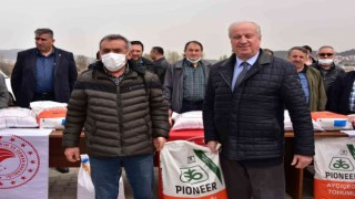 Bozüyükte ayçiçeği ve nohut tohumu dağıtımı yapıldı