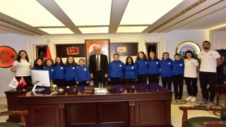 Bozüyükün gururu başarılı voleybolculardan Başkan Bakkalcıoğluna ziyaret