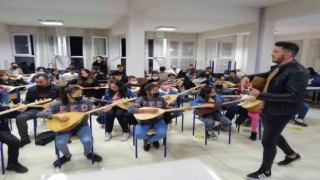 Bu ilçede 10 yaşından 50 yaşına kadar herkes bağlama çalmayı öğreniyor